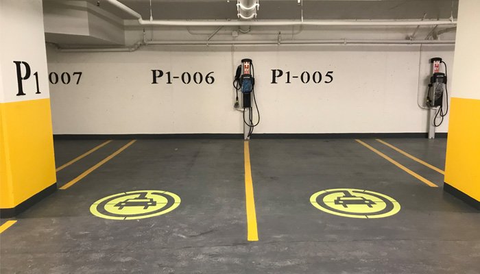 ligne de stationnements et logos sur mesure