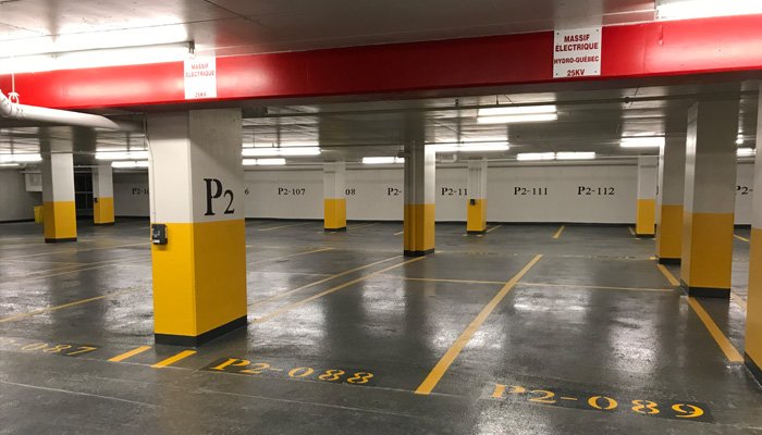 ligne de stationnements et logos sur mesure
