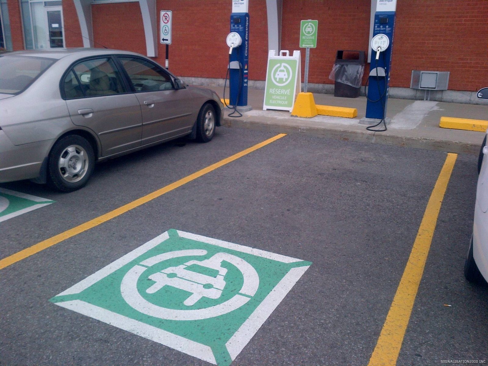 fleches et symboles pour marquage des parkings