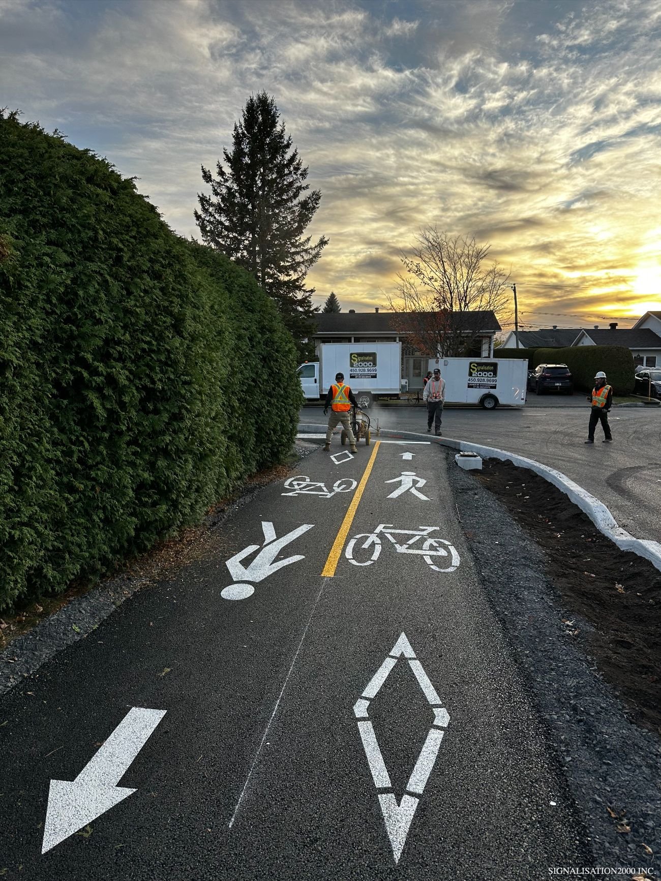 flèches et symboles pour marquer les espaces réservés aux pistes cyclables et aux sentiers piétonniers