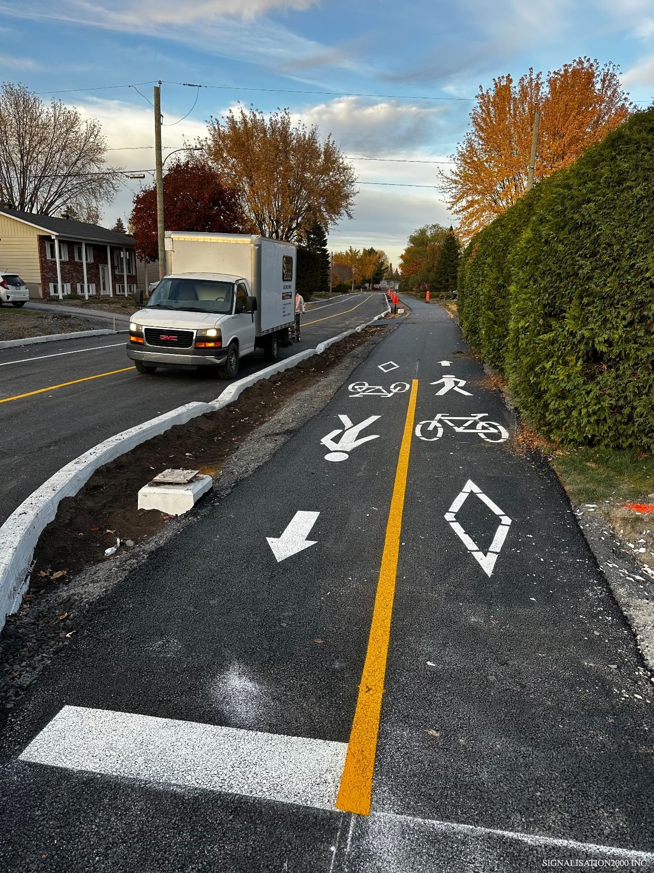 flèches et symboles pour marquer les espaces réservés aux pistes cyclables et aux sentiers piétonniers